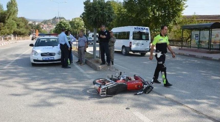 Niksar&rsquo;da Otomobil İle Motosiklet &Ccedil;arpıştı: 1 Yaralı