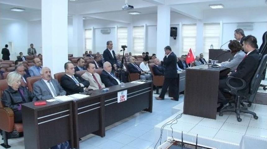 Chp&rsquo;li Meclis &Uuml;yeleri, Kent Meydanına Cami Yapılması Kararını Protesto Etti