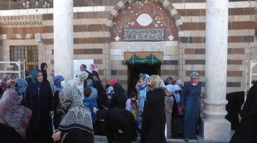 Kadınlar Ve &Ccedil;ocuklar Asırlık Camide Buluştu