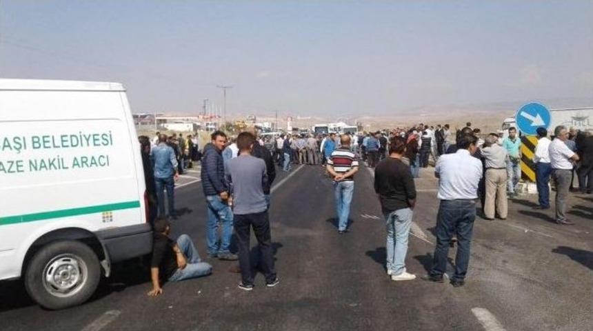 &Ouml;l&uuml;ml&uuml; Kazaları Protesto Eden Vatandaşlar, Konya Yolunu Trafiğe Kapattı