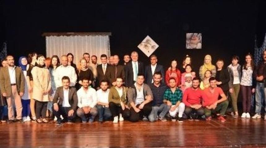 ‘itina İle Elektrik Kesilir’ Adlı Tiyatro Oyununa Yoğun İlgi