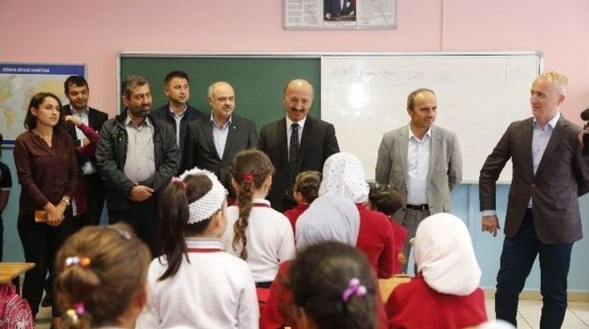 Suriyeli &Ouml;ğrencilere &Uuml;cretsiz Defter Dağıtımı