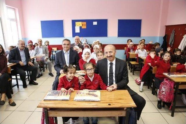 Suriyeli &Ouml;ğrencilere &Uuml;cretsiz Defter Dağıtımı 1