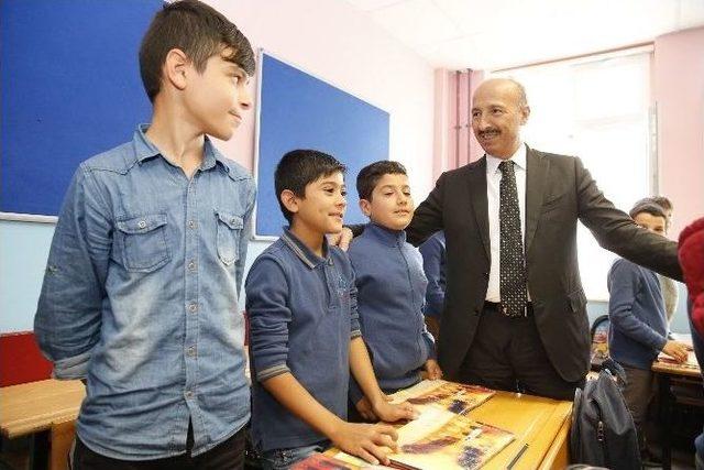 Suriyeli &Ouml;ğrencilere &Uuml;cretsiz Defter Dağıtımı 2