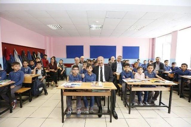 Suriyeli &Ouml;ğrencilere &Uuml;cretsiz Defter Dağıtımı 3