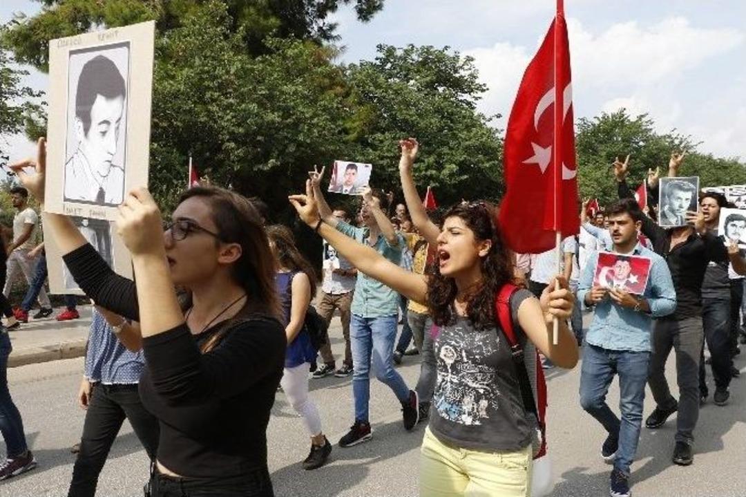 A&uuml;&rsquo;l&uuml; &Ouml;ğrenciler Şehit Halisdemir İ&ccedil;in Y&uuml;r&uuml;d&uuml;