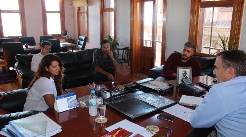 Tiyatroculardan Teşekk&uuml;r Ziyareti