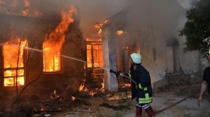 S&ouml;ke&rsquo;de Tarihi Kemalpaşa Mahallesi&rsquo;ndeki Yangın Paniğe Yol A&ccedil;tı