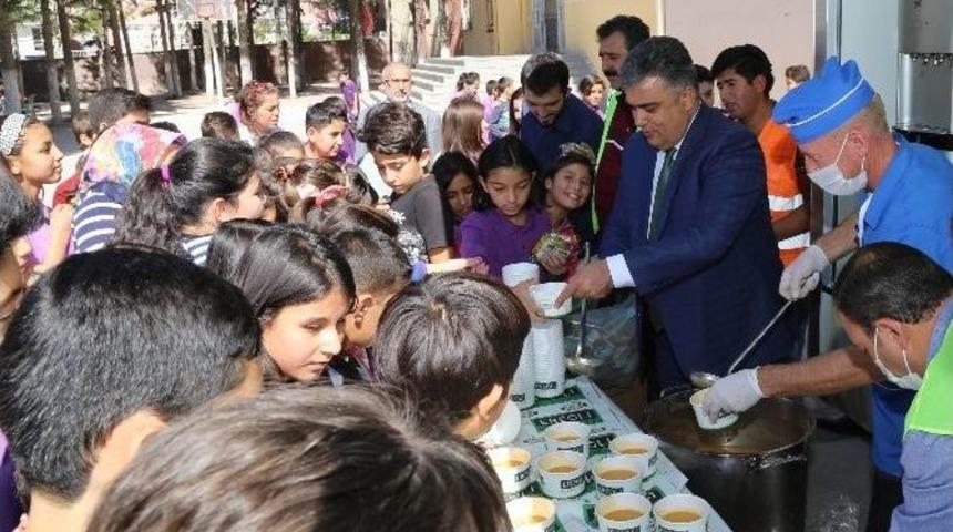 Ereğli Belediyesi &Ouml;ğrencilere &Ccedil;orba Dağıttı