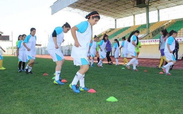 Adıyaman’ın İlk Ve Tek Kız Futbol Takımı Bu Yıl 3. Lig’de Oynayacak