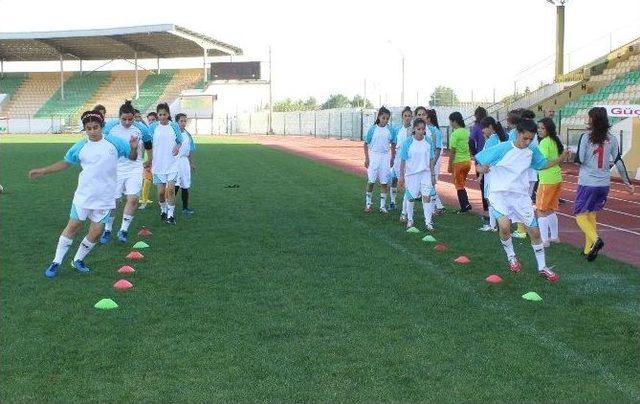 Adıyaman’ın İlk Ve Tek Kız Futbol Takımı Bu Yıl 3. Lig’de Oynayacak