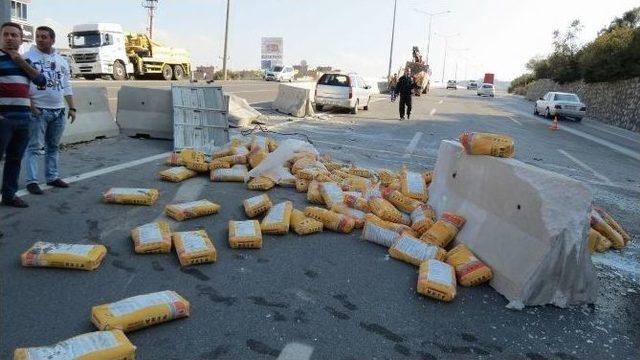 Freni Patlayan Kamyon Beton Bariyerlere Çarparak Durabildi