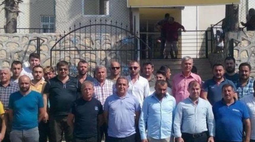 Antalya&rsquo;da Panodaki Şehit Fotoğrafının &Ouml;ğretmen Tarafından Buruşturulup Atıldığı İddia Edilen Okulda Eylem