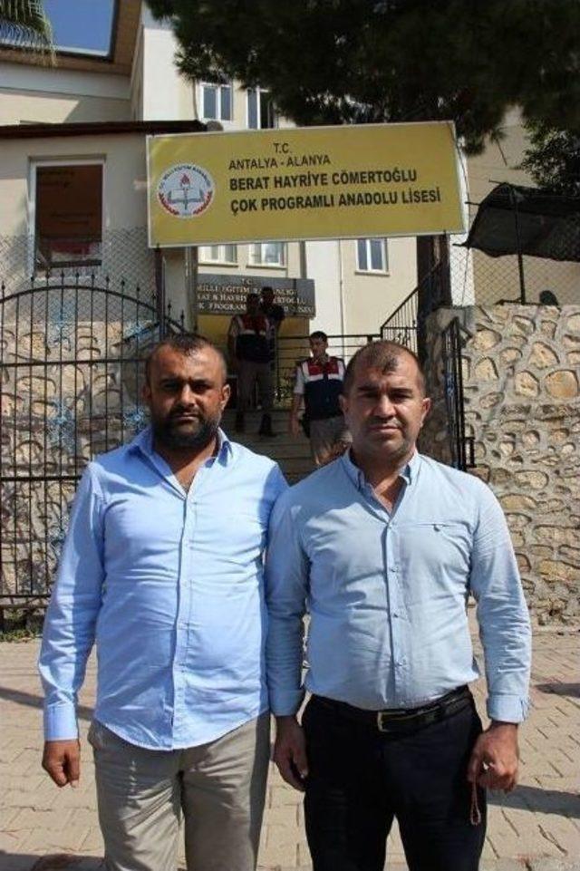 Antalya’da Panodaki Şehit Fotoğrafının Öğretmen Tarafından Buruşturulup Atıldığı İddia Edilen Okulda Eylem