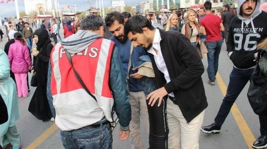 Yenibosna&rsquo;daki Patlamanın Ardından İstiklal Caddesi&rsquo;nde &Ccedil;anta Ve Valizler Didik Didik Arandı