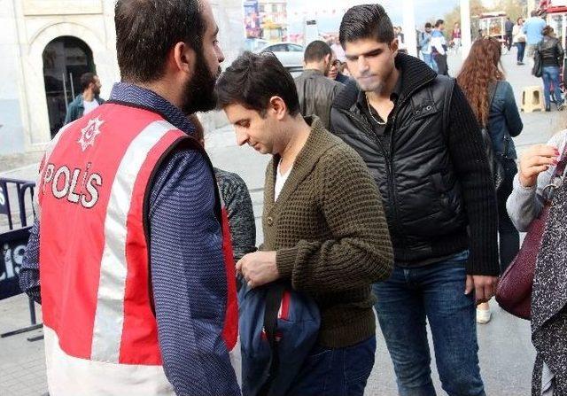 Yenibosna’daki Patlamanın Ardından İstiklal Caddesi’nde Çanta Ve Valizler Didik Didik Arandı