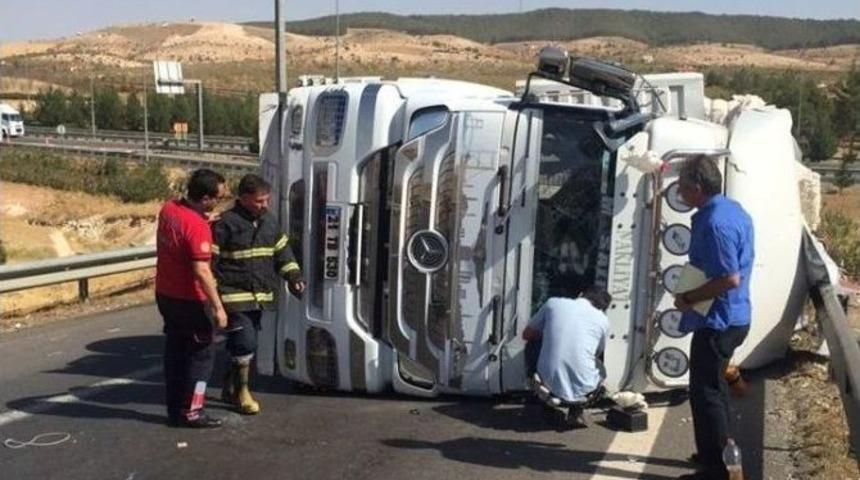 Devrilen Tır’ın Sürücüsü Yaralandı