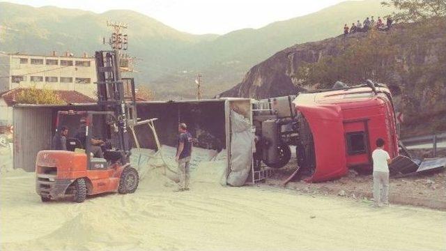 Tokat’ta Kil Yüklü Tır Devrildi: 1 Yaralı