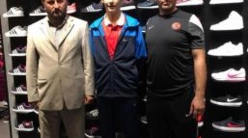 Kırkbeşoğlu, Onur Talha&rsquo;yı &Ouml;d&uuml;llendirdi