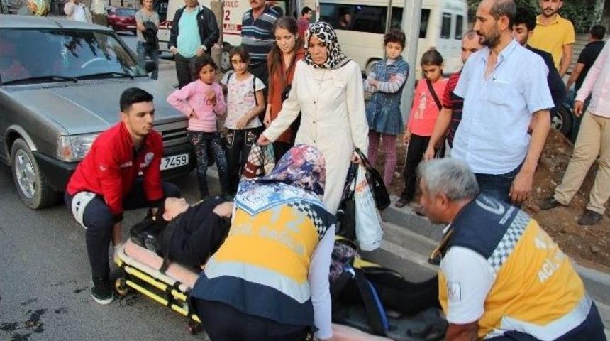 Karşıdan Karşıya Ge&ccedil;mek İsteyen Kadına Otomobil &Ccedil;arptı