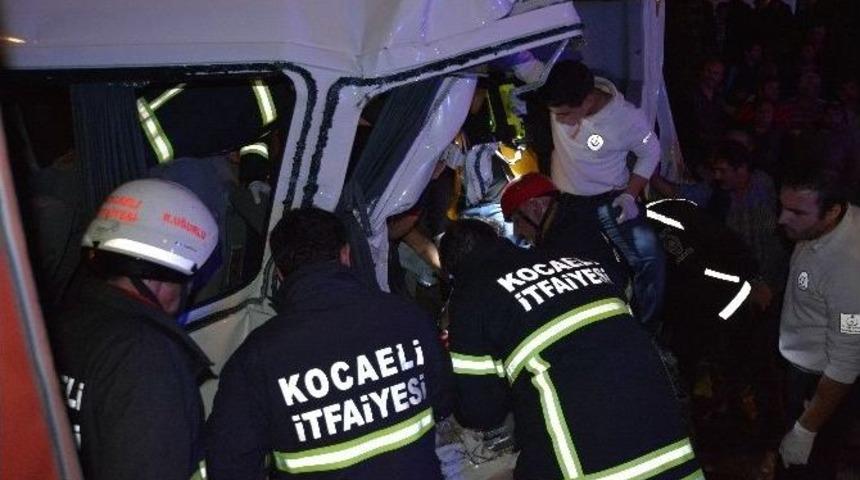 Aşırı Hız Yapan Minib&uuml;s 4 Araca &Ccedil;arparak Dehşet Sa&ccedil;tı: 1&rsquo;i Ağır 12 Yaralı