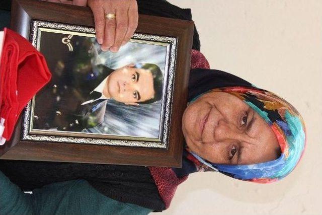 Şehit Oğlunun Fotoğrafı Hediye Edilen Anne G&ouml;zyaşlarını Tutamadı 1