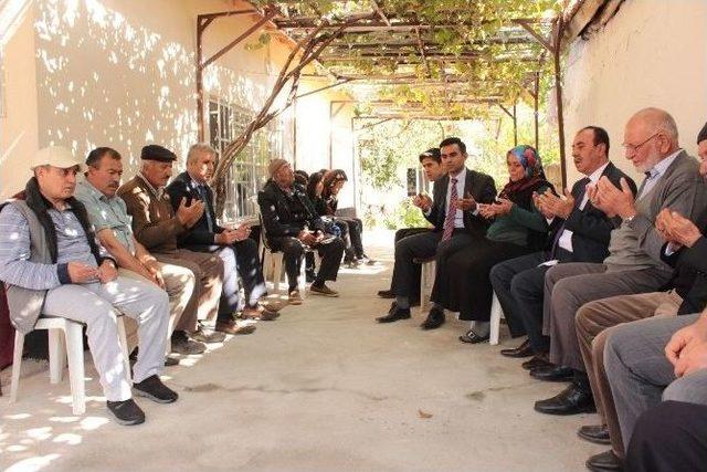 Şehit Oğlunun Fotoğrafı Hediye Edilen Anne G&ouml;zyaşlarını Tutamadı 2