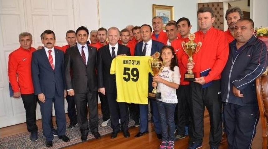 T&uuml;rkiye Şampiyonu Veteranlar, Vali Ceylan&rsquo;ı Ziyaret Ettiler
