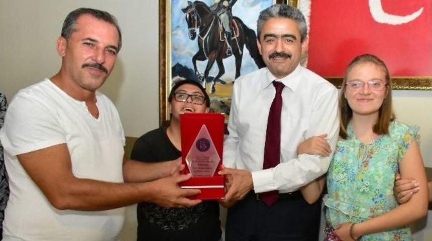 Engelli Gen&ccedil;lerden Başkan Alıcık&rsquo;a Plaket