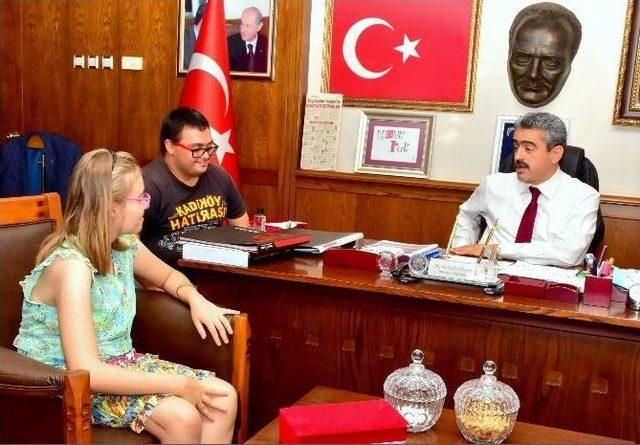 Engelli Gençlerden Başkan Alıcık’a Plaket