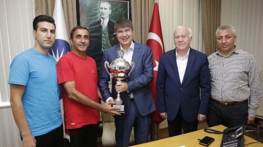 Şampiyonlardan T&uuml;rel&rsquo;e Ziyaret