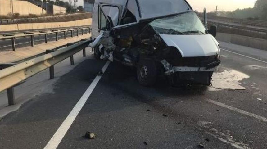 Direksiyon Hakimiyetini Kaybedince Ara&ccedil; Bariyerlere &Ccedil;arparak Durabildi