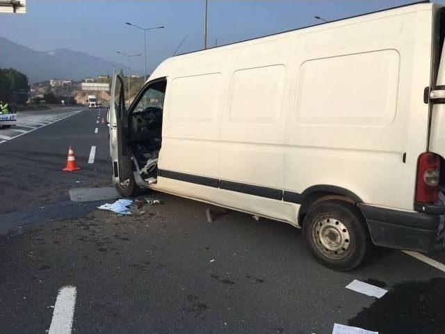 Direksiyon Hakimiyetini Kaybedince Araç Bariyerlere Çarparak Durabildi