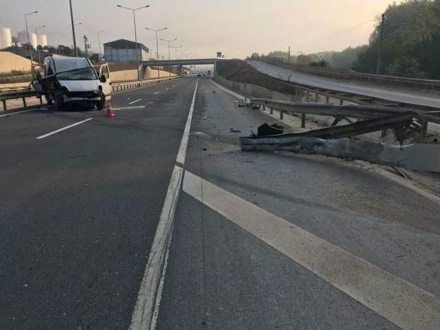 Direksiyon Hakimiyetini Kaybedince Araç Bariyerlere Çarparak Durabildi