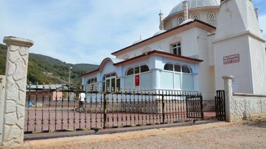Kartepe Belediyesi Camilere &Ccedil;evre D&uuml;zenlemesi Yapıyor