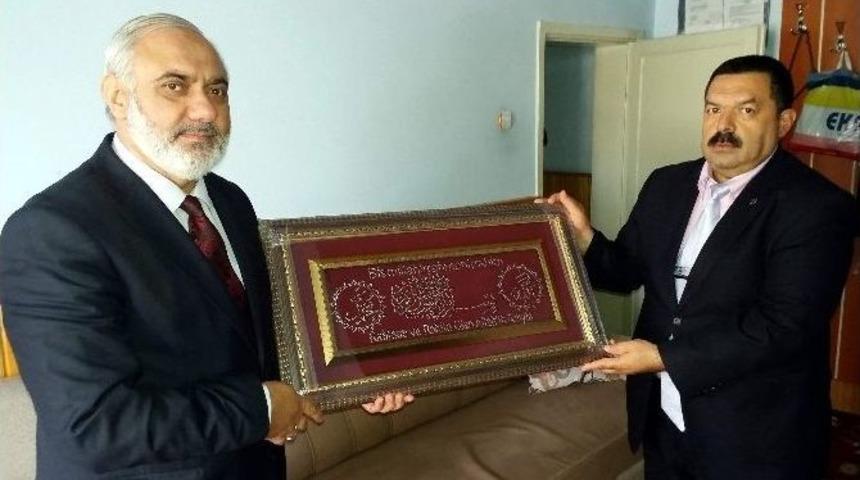 İsmail &Uuml;st&uuml;n: Camiler Milli Birliğin Teminatıdır