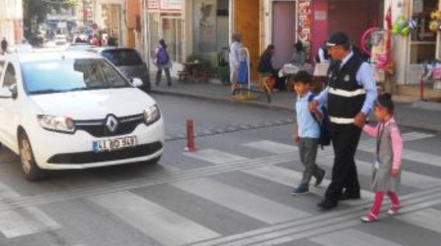 Okul &Ouml;nlerinde &Ouml;nlem Alan Zabıta Ekipleri Velilerin İ&ccedil;ini Rahatlatıyor