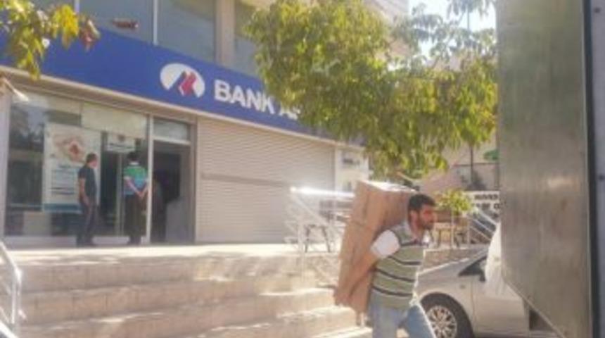 Bank Asya&rsquo;nın Malzemeleri Taşınıyor
