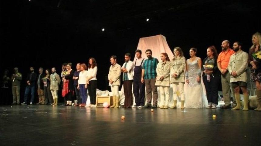 &rsquo;soğan Gibi&rsquo; Oyununun Galası Yapıldı