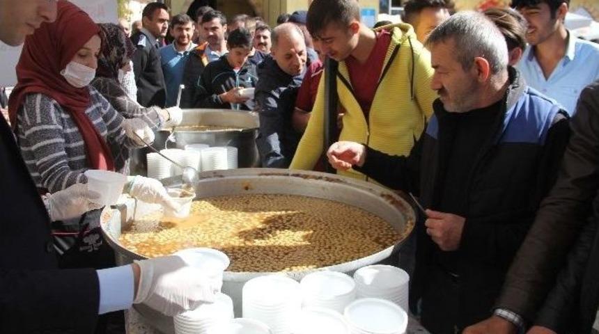 Paland&ouml;ken Belediyesi Vatandaşlara Aşure Dağıttı