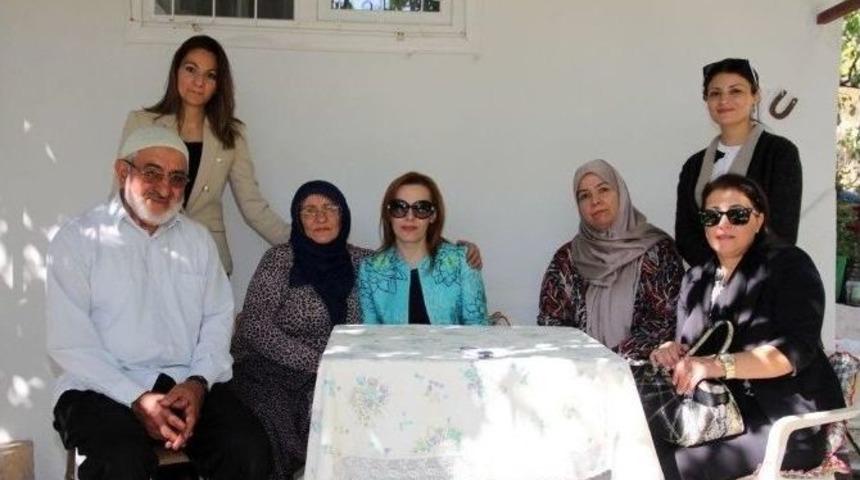 Elazığ&rsquo;da Protokol &Uuml;yelerinin Eşleri, Şehit Ailesini Ziyaret Etti