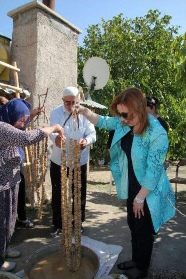 Elazığ’da Protokol Üyelerinin Eşleri, Şehit Ailesini Ziyaret Etti