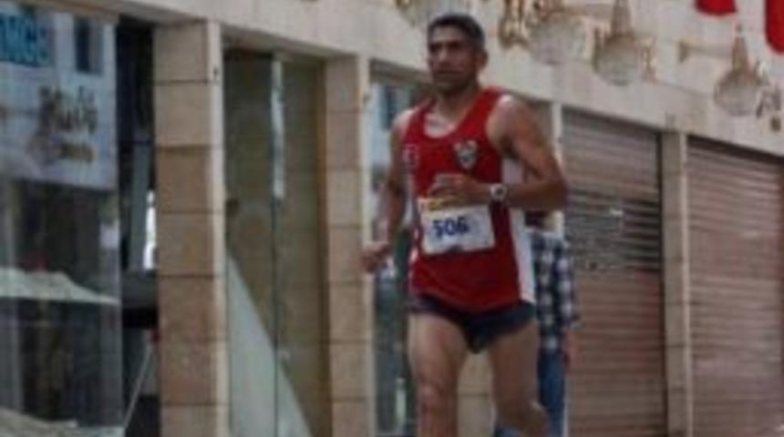 Bayram, D&uuml;nyaca &Uuml;nl&uuml; Rekortmenlerle Yarışacak