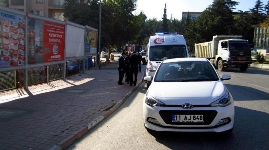 Otomobilinin &Ccedil;arptığı Yaya Yaralandı, Aracın &Ouml;n Camı &Ccedil;atladı