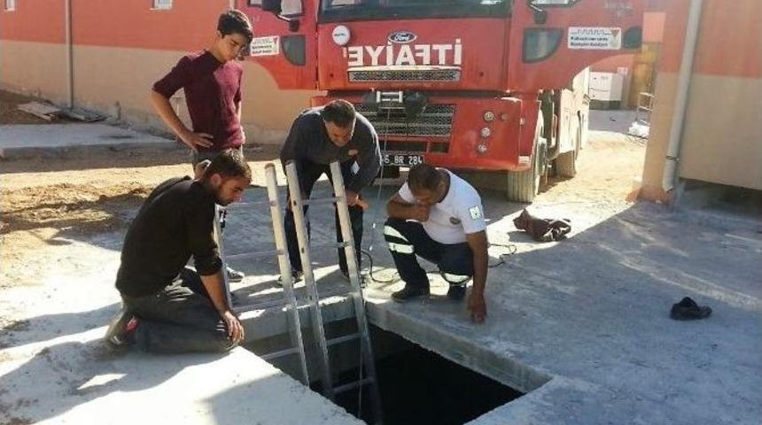 &Ccedil;ukura D&uuml;şen İş&ccedil;iyi İtfaiye Kurtardı