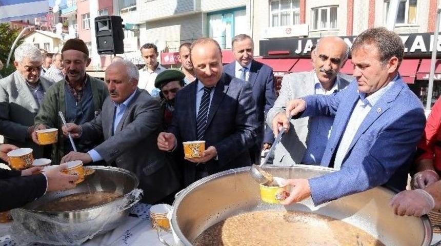 G&uuml;m&uuml;şhane&rsquo;de 2 Bin Kişiye Aşure Dağıtıldı