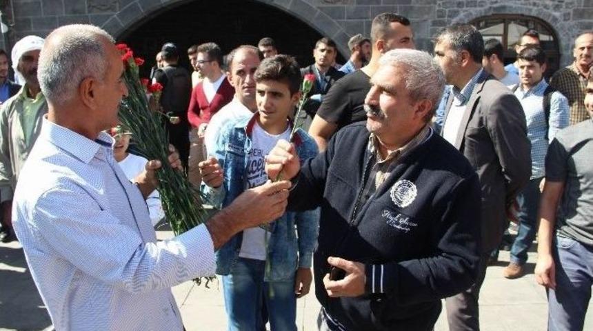 Diyarbakır&rsquo;da 6-7 Ekim Olaylarında &Ouml;ld&uuml;r&uuml;len Yasin B&ouml;r&uuml; Ve Arkadaşları Anısına Karanfil Dağıtıldı