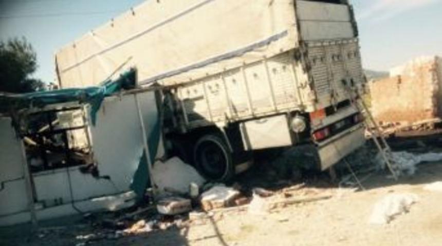 Yoldan &Ccedil;ıkan Kamyon Kavun Tezgahına Girdi: 4 Yaralı