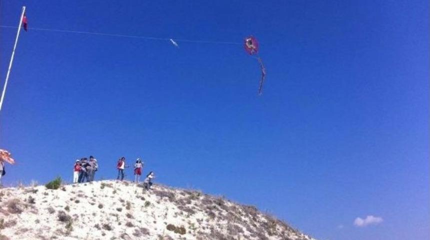 Ankaralı &Ouml;ğrenciler Demokrasi Şehitlerini Andı