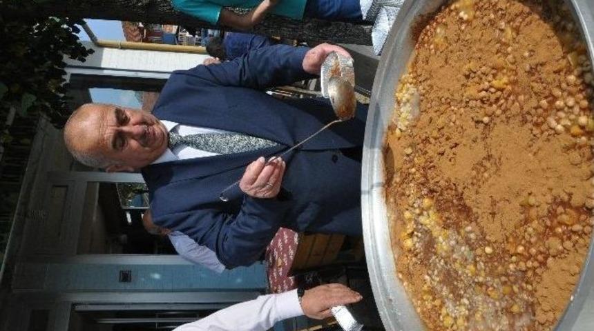 Pınarbaşı&rsquo;nda Aşure Dağıtıldı